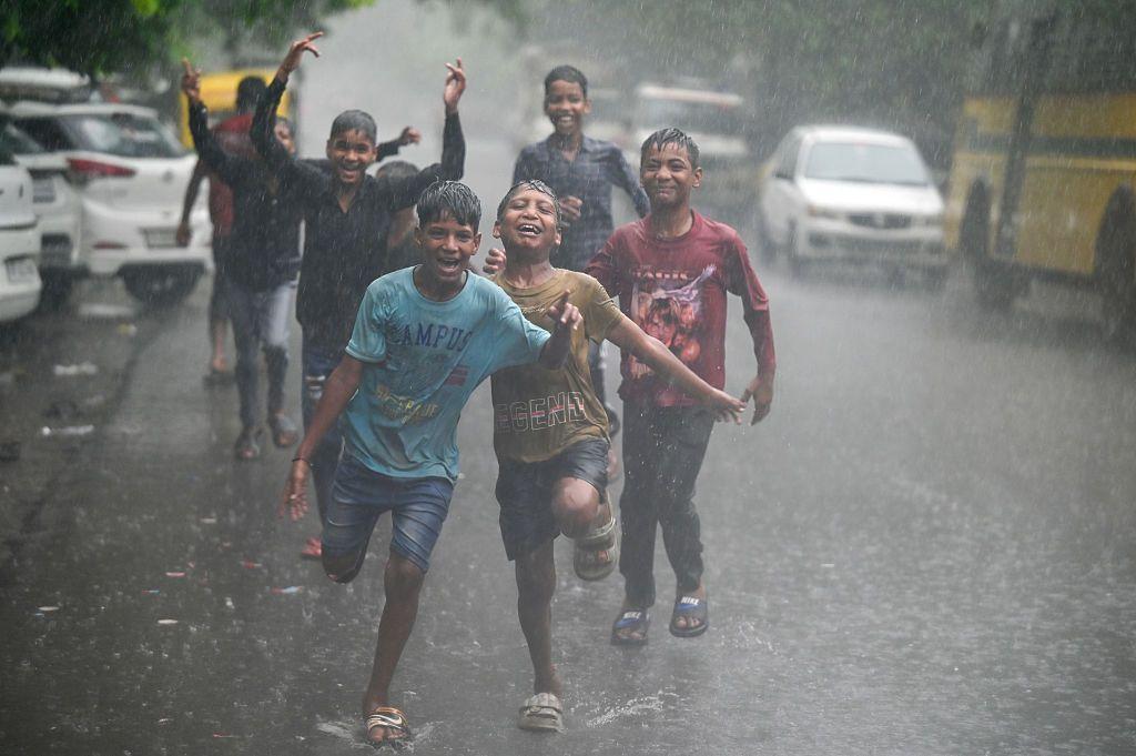 Niños corriendo bajo la lluvia