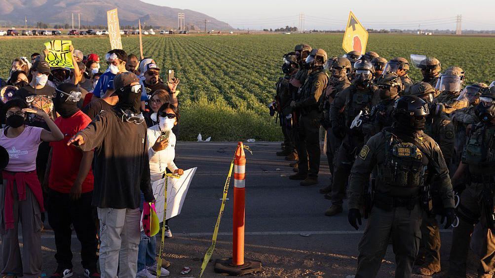 Manifestantes se enfrentan a agentes de Aduanas y Protección Fronteriza de EE.UU. frente a una redada de la Oficina Federal de Inmigración en Glass House Farms, Camarillo, California, el 10 de julio de 2025.
