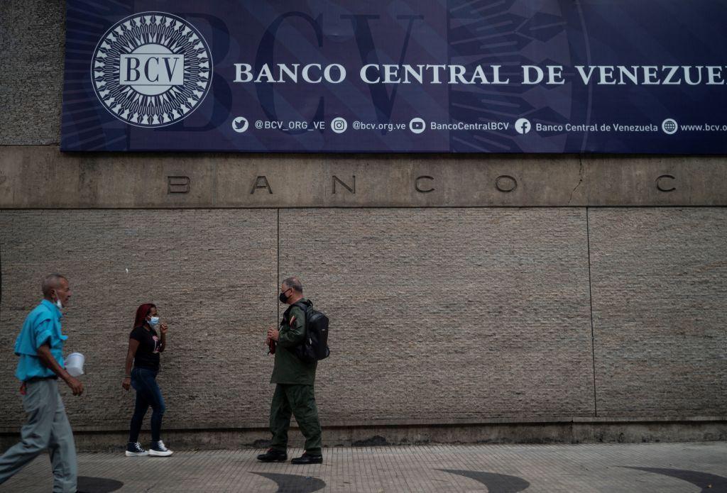 Un hombre pasa por la sede del Banco Central de Venezuela.