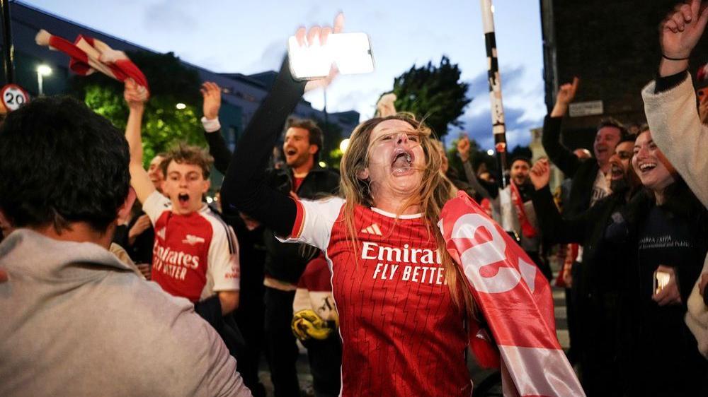 navijači arsenala, slavlje navijača arsenala, arsenal je šampion premijer lige