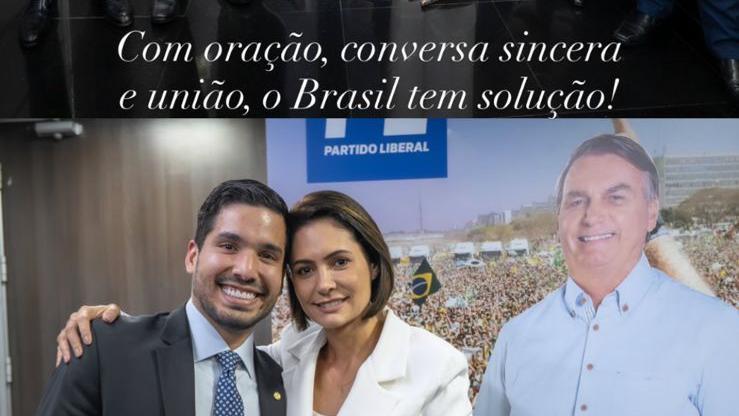André Fernandes, Michelle Bolsoanro e um pôster de Bolsonaro