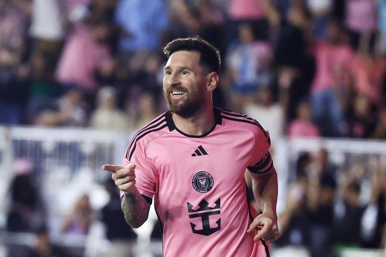 Lionel Messi com o uniforme do Inter Miami, durante uma partida