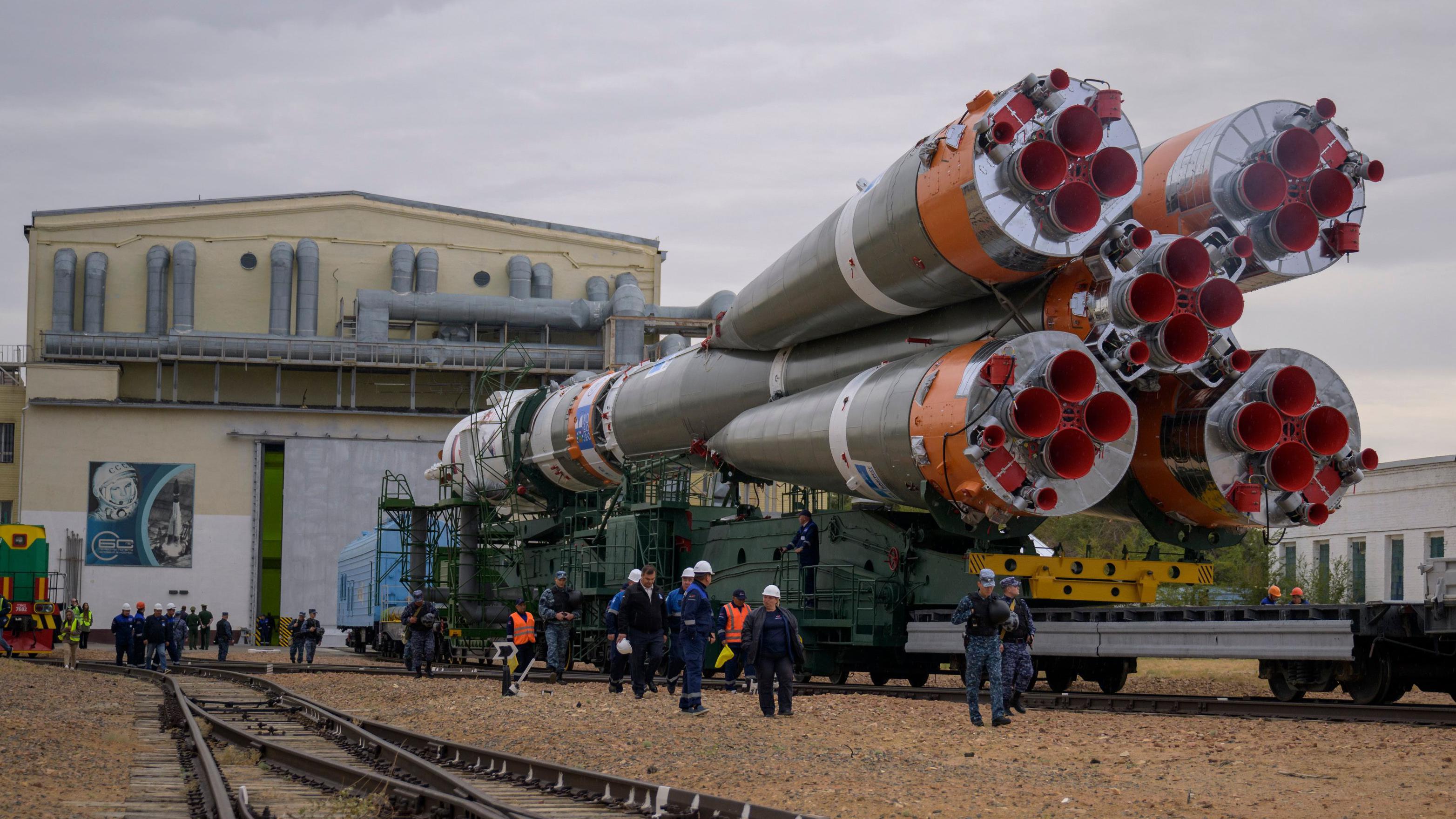 Roket Soyuz diangkut dengan kereta api ke landasan peluncuran di Situs 31 di Kosmodrom Baikonur di Baikonur, Kazakhstan pada tanggal 8 September 2024.