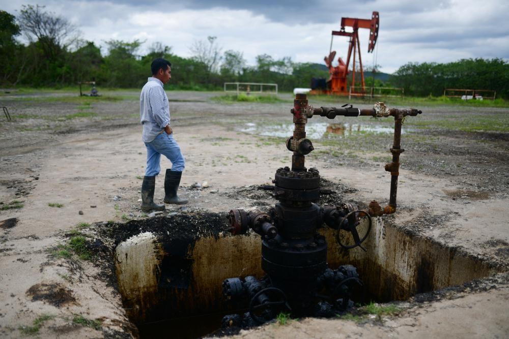 Un hombre pasa junto al sitio de perforación de hidrocarburos de Pemex en Veracruz