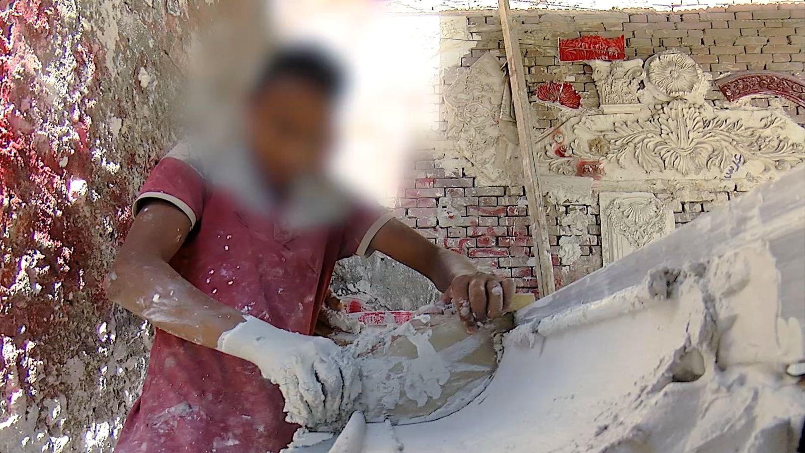 صورة لطفل يعمل في النقاشة.