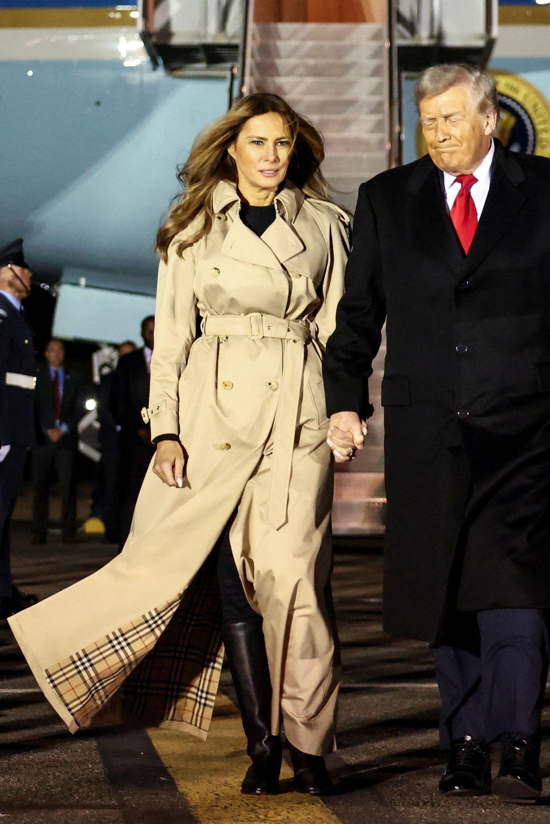 Američkog predsednika Donalda Trampa i prvu damu Melaniju Tramp dočekuje vikont Henri Hud po dolasku na aerodrom London Stansted 16. septembra 2025.