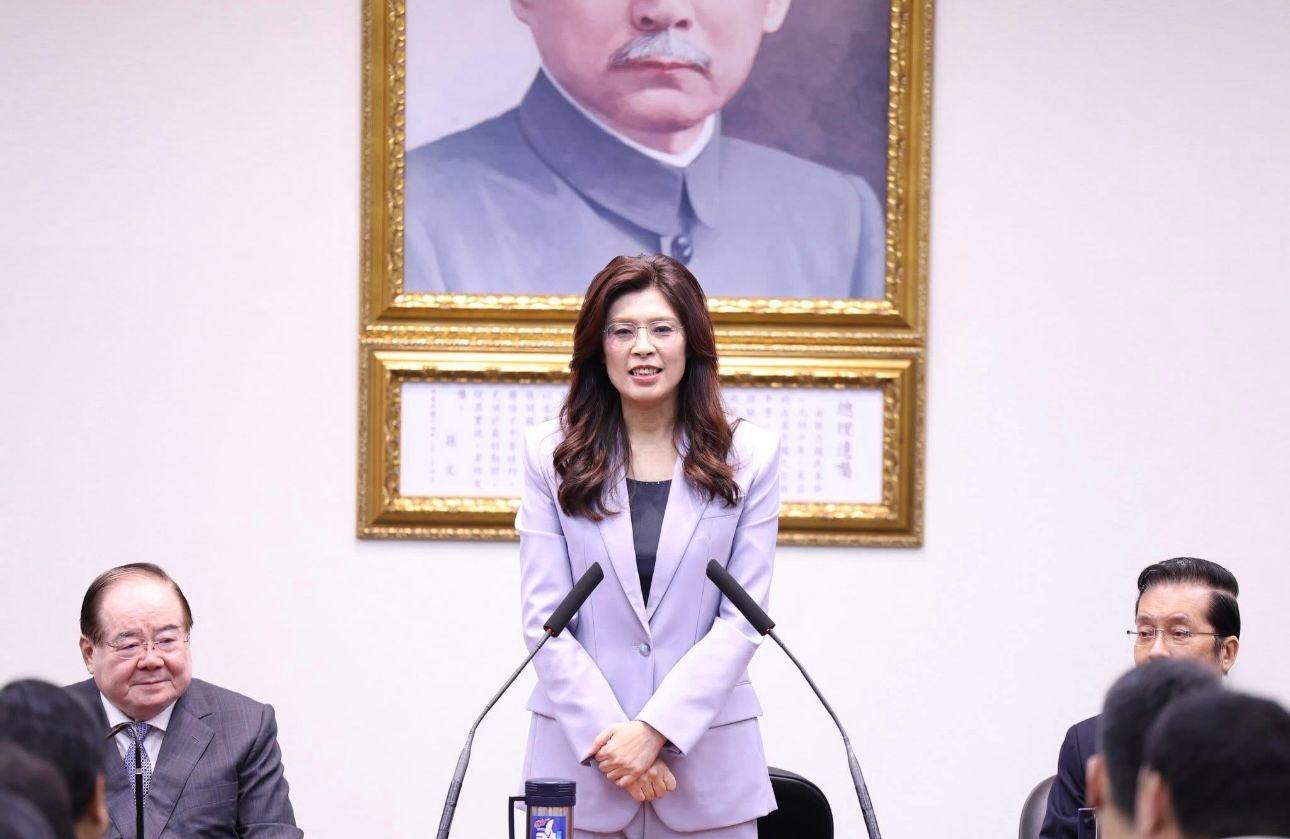 國民黨主席鄭麗文（中）率團到中國大陸訪問前，在中央黨部舉行「2026和平之旅」啟程中外記者會。