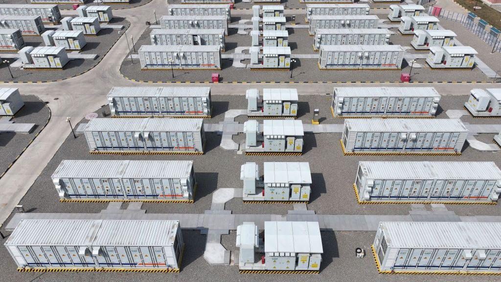 Baterias de litio que almacenan energía dispuestas una detrás de la otra en una instalación idustrial