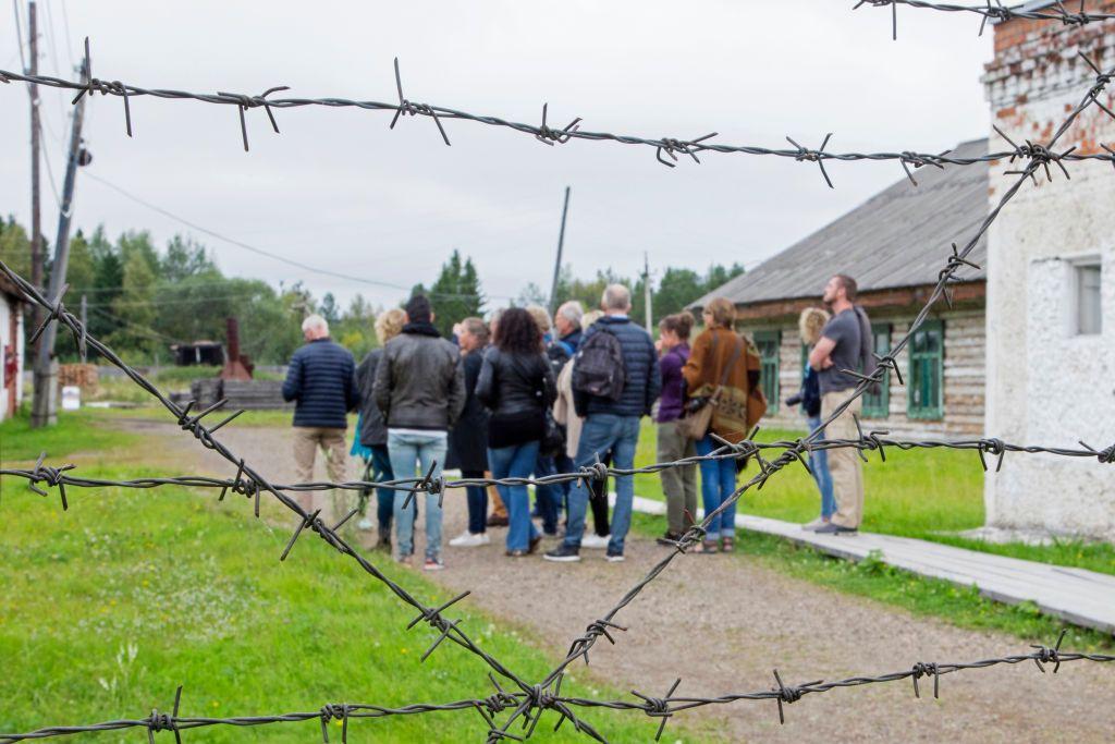 Visitantes de un antiguo gulag.