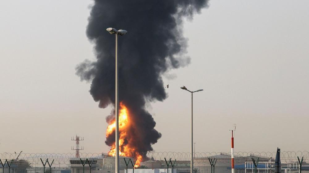 Sale humo de una zona cercana al Aeropuerto Internacional de Dubái (DXB), en Dubái, Emiratos Árabes Unidos, el 16 de marzo.