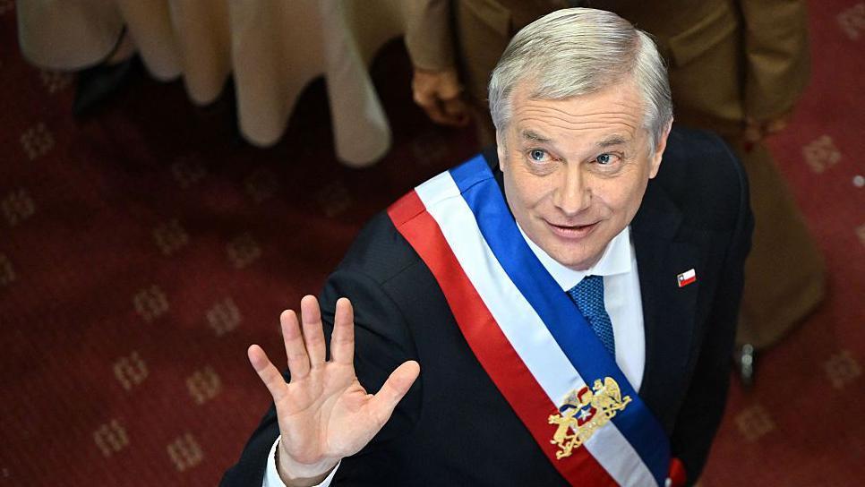 José Antonio Kast saluda con la banda presidencial de Chile durante la ceremonia en que asumió el gobierno