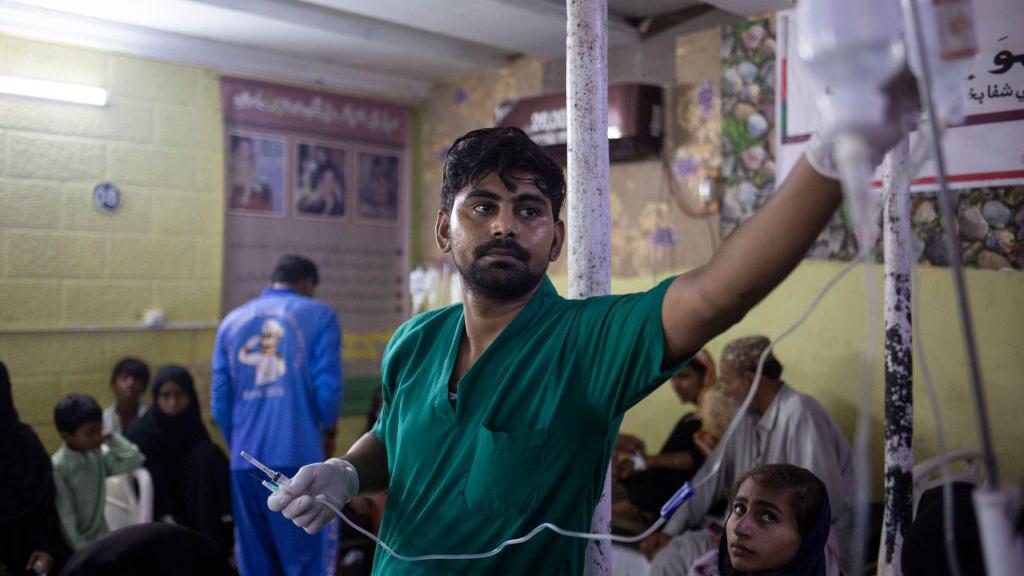 ایک نرس ڈرپ لگانے کی تیاری کر رہے ہیں
