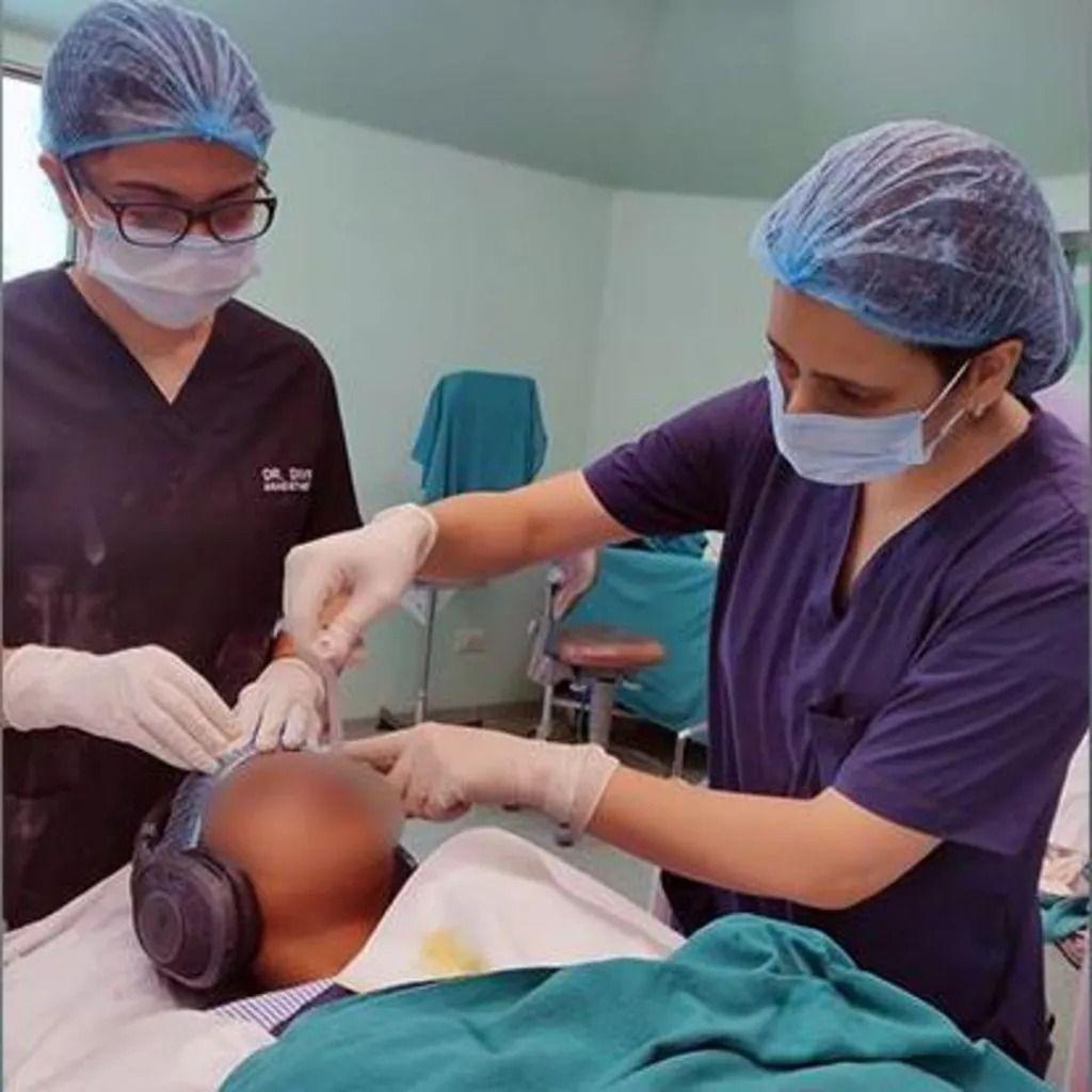مريض اثناء عملية جراحية مع إخفاء معالم الوجه
