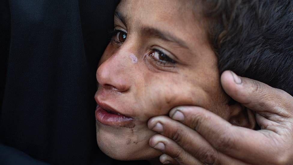 Un niño llora en el sur de Gaza luego de que la carpa en que vivía con su familia fue destruida por el viento y la lluvia. 9 de enero. Khan Yunis.