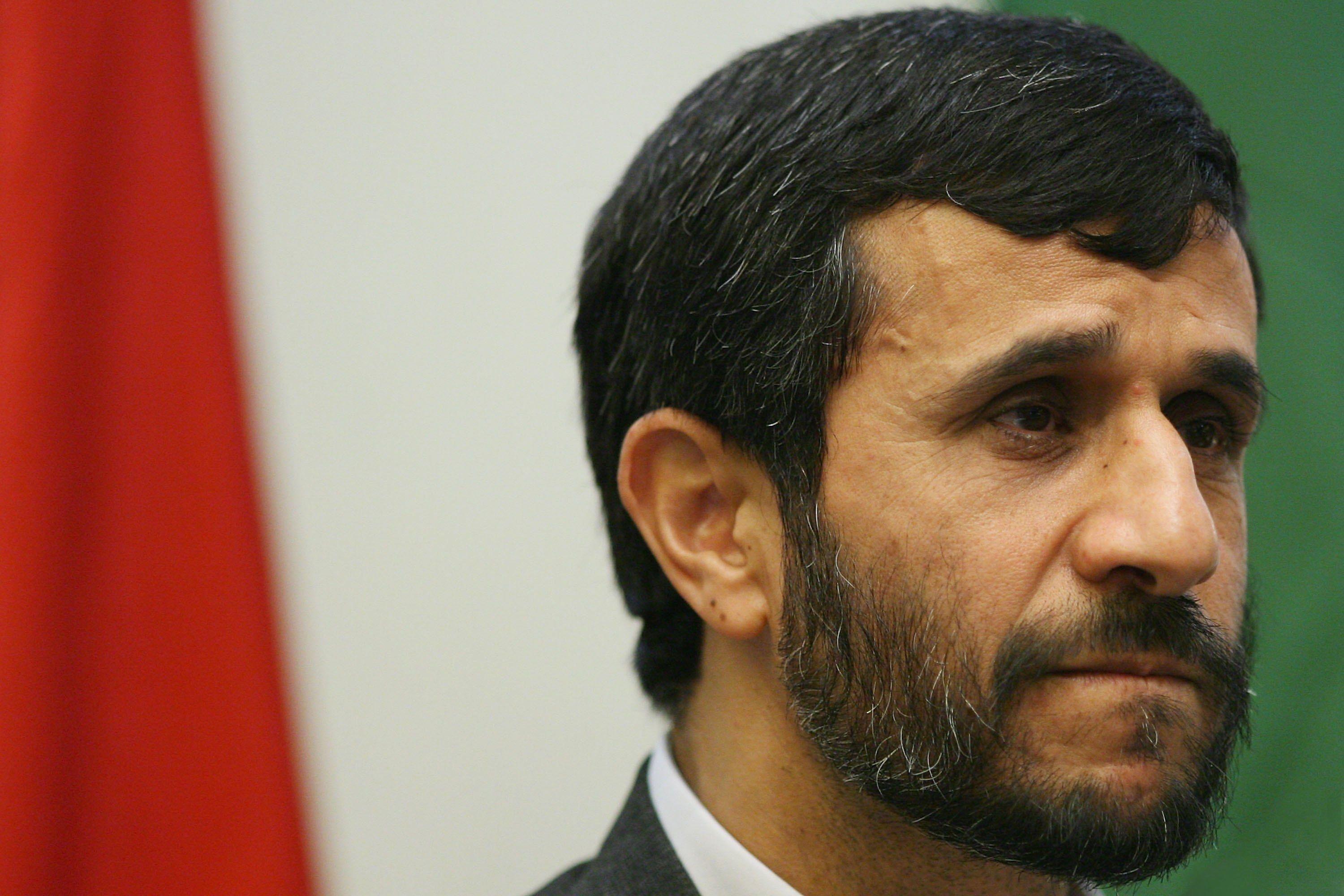 الرئيس الإيراني السابق محمود أحمدي نجاد. وشكّلت زيارته إلى أبو موسى عام 2012 محطة بارزة في تجدد الجدل حول الجزر المتنازع عليها.