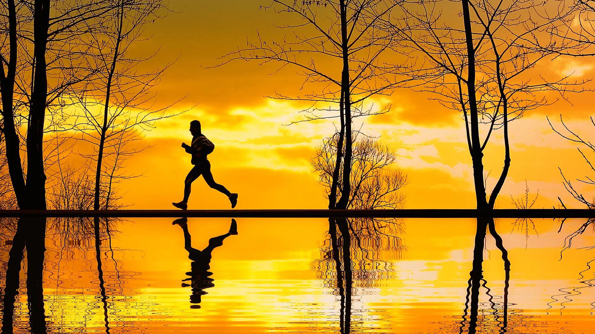 Čovek koji trči uz zalazak sunca