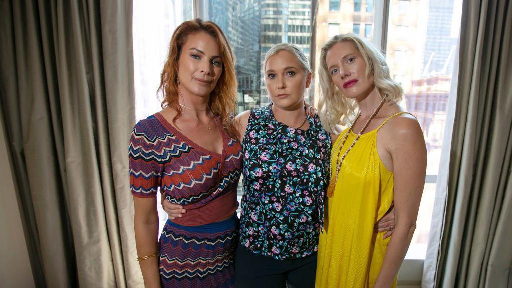 Vítimas de Jeffrey Epstein (da esquerda para a direita) Sarah Ransome, Virginia Roberts Giuffre e Marijke Chartouni em 2019
