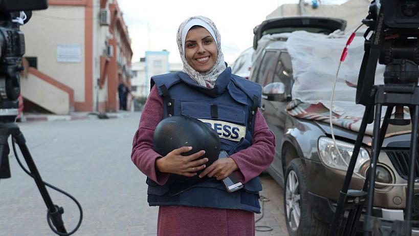 Mariam Dagga, una periodista visual palestina que trabajó como freelance para AP desde el inicio de la guerra, posa frente a las cámaras en Jan Yunis, el 18 de enero de 2025.