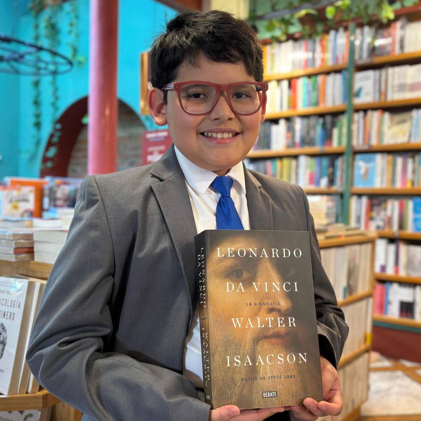 David Camacho mostra um livro sobre Leonardo da Vinci com a imagem do g&ecirc;nio renascentista na capa