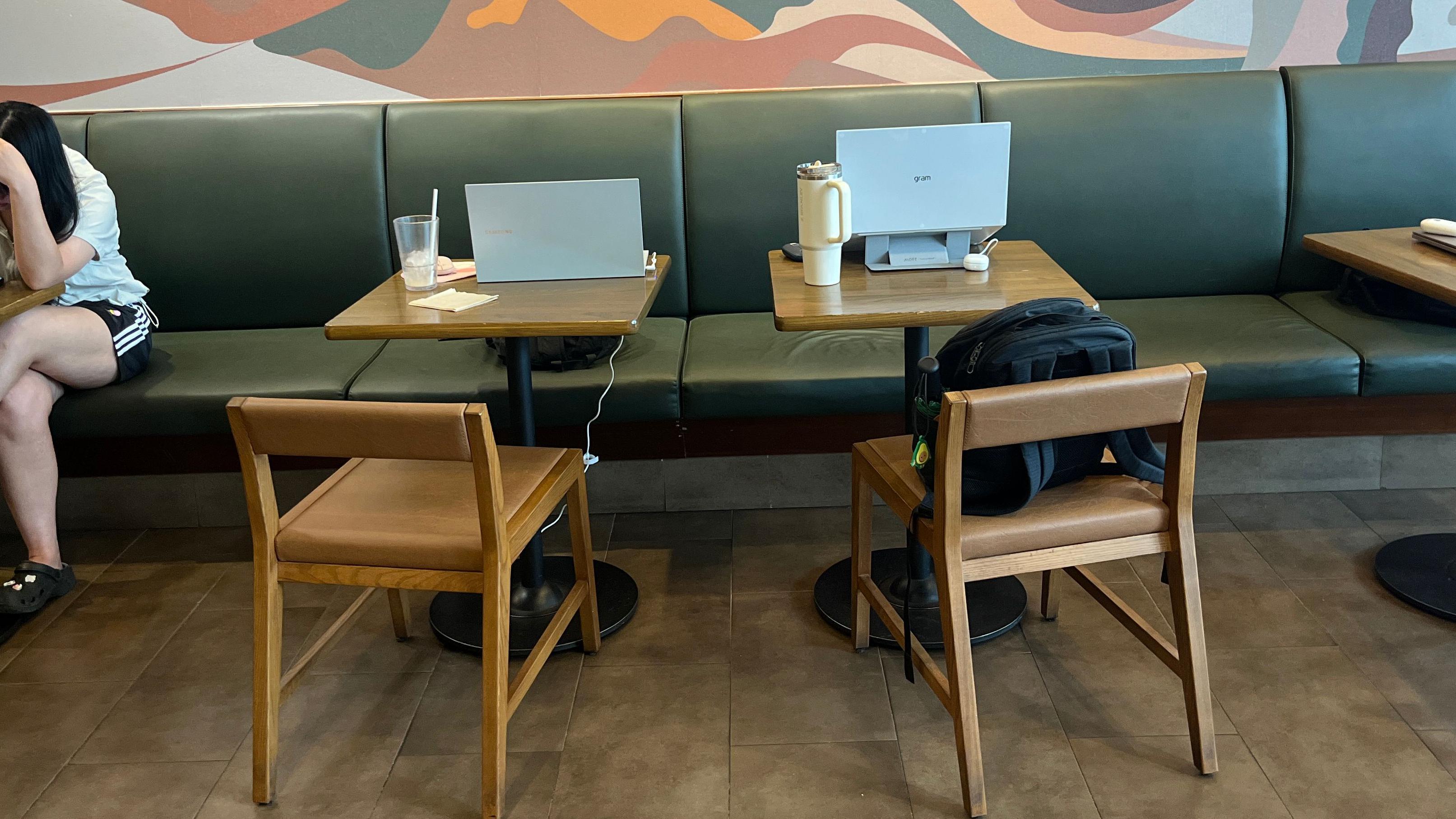 Sejumlah mahasiswa belajar di kedai Starbucks, namun kerap meninggalkan barang bawaan mereka untuk makan di luar kemudian kembali lagi.