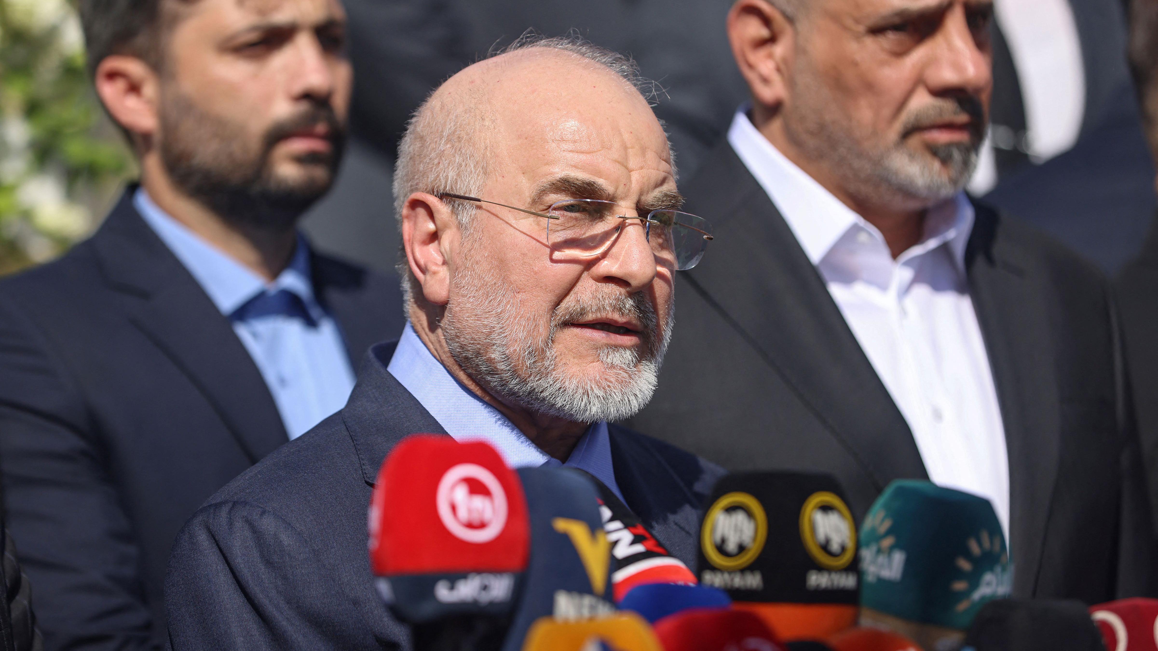 رئيس مجلس الشورى الإيراني محمد باقر قاليباف يتحدث في موقع مقتل قائد فيلق القدس قاسم سليماني بضربة أمريكية عام 2020، قرب مطار بغداد، عقب وصوله إلى العاصمة العراقية، 19 أغسطس/آب 2026
