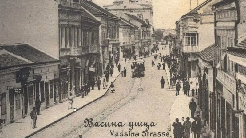 „Konjski tramvaj" na crno-beloj fotografiji prolazi kroz Ulicu Vase Čarapića u centru grada
