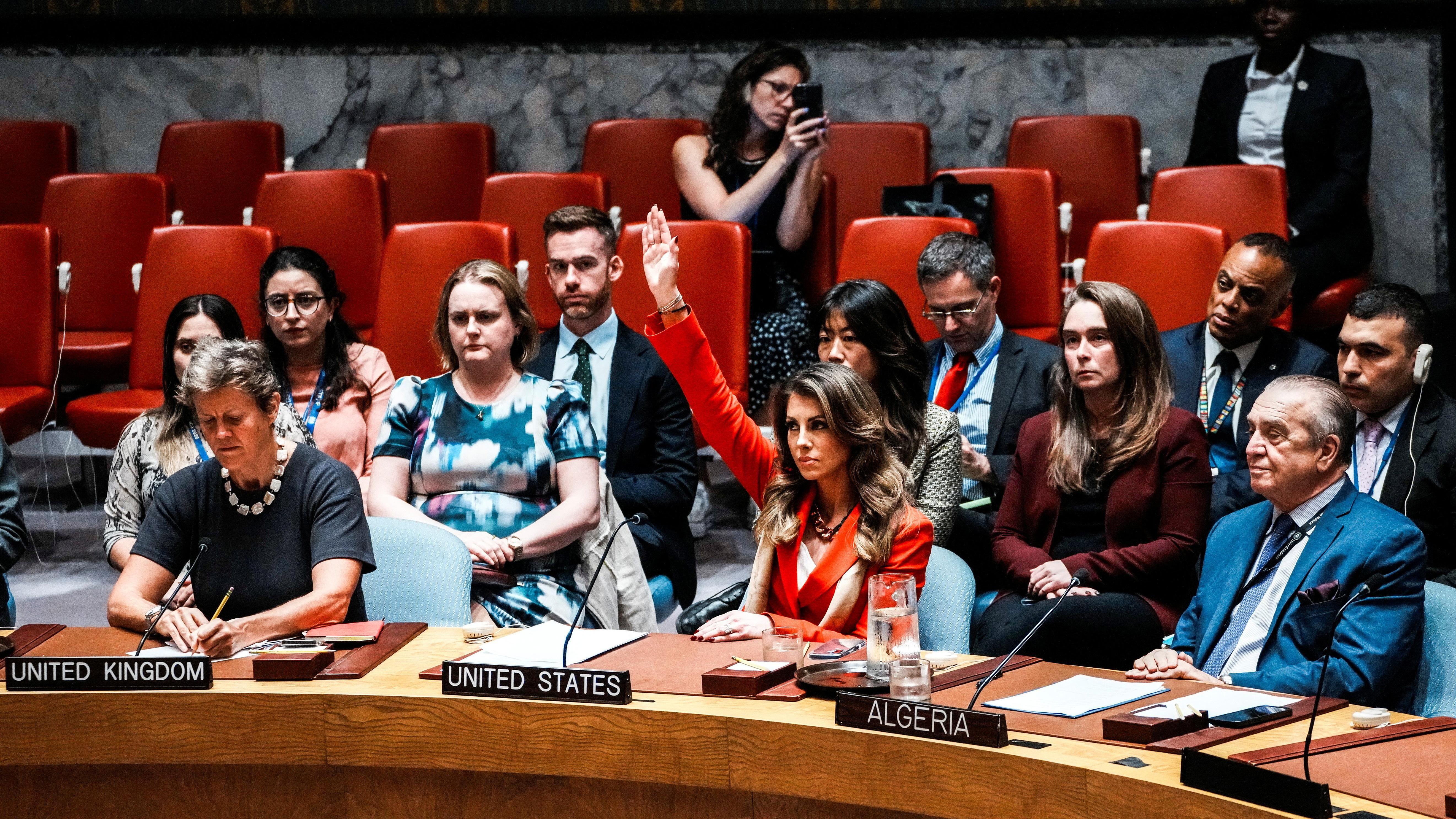 إسرائيل تتهم حماس بـ "ترهيب سكان غزة ومنعهم من مغادرة المدينة"، وواشنطن تستخدم الفيتو للمرة السادسة بشأن الحرب 3 نائبة المبعوث الأمريكي الخاص إلى الشرق الأوسط مورغان أورتاغوس تستخدم حق النقض (الفيتو) أثناء تصويت أعضاء مجلس الأمن التابع للأمم المتحدة على مشروع قرار يطالب بوقف إطلاق النار في غزة، في مقر الأمم المتحدة في مدينة نيويورك، الولايات المتحدة