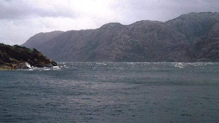 imagen de la isla en la que bob kull vivió por un año en la patagonia chilena