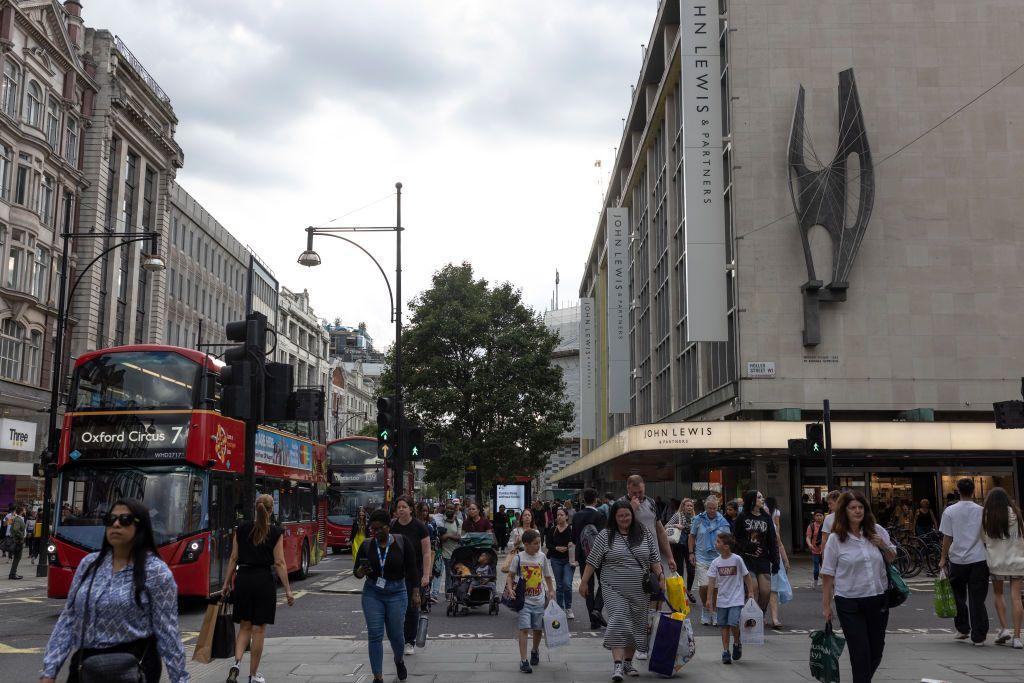 Oxford Street, no centro de Londres, mostrando centro de compras 