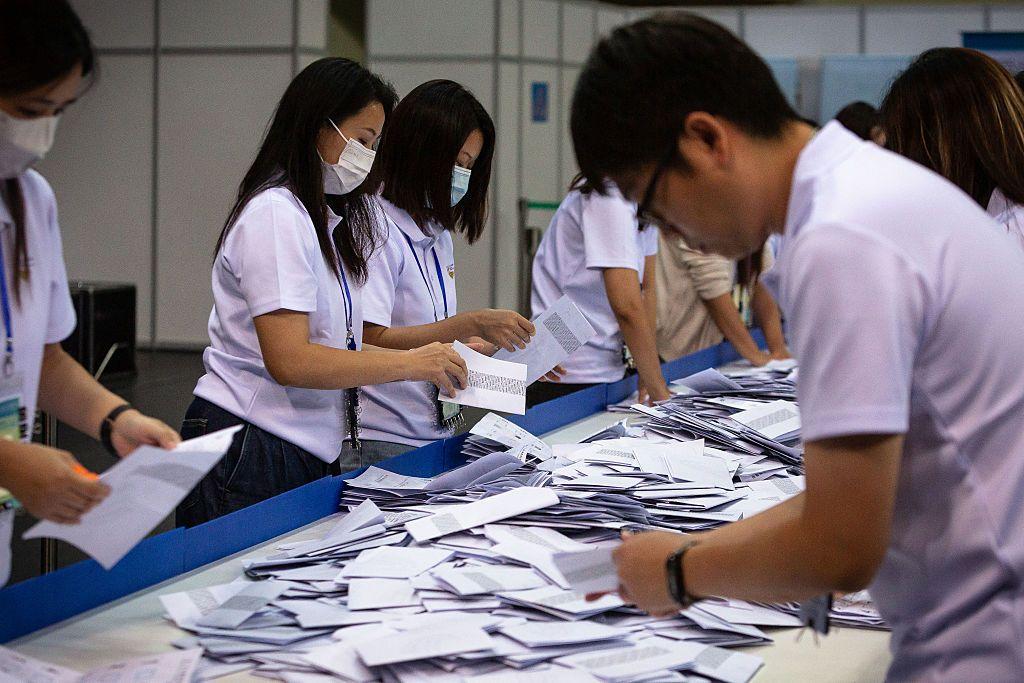 選舉前，政府以前所未見的力度，無孔不入動員各界人士投票