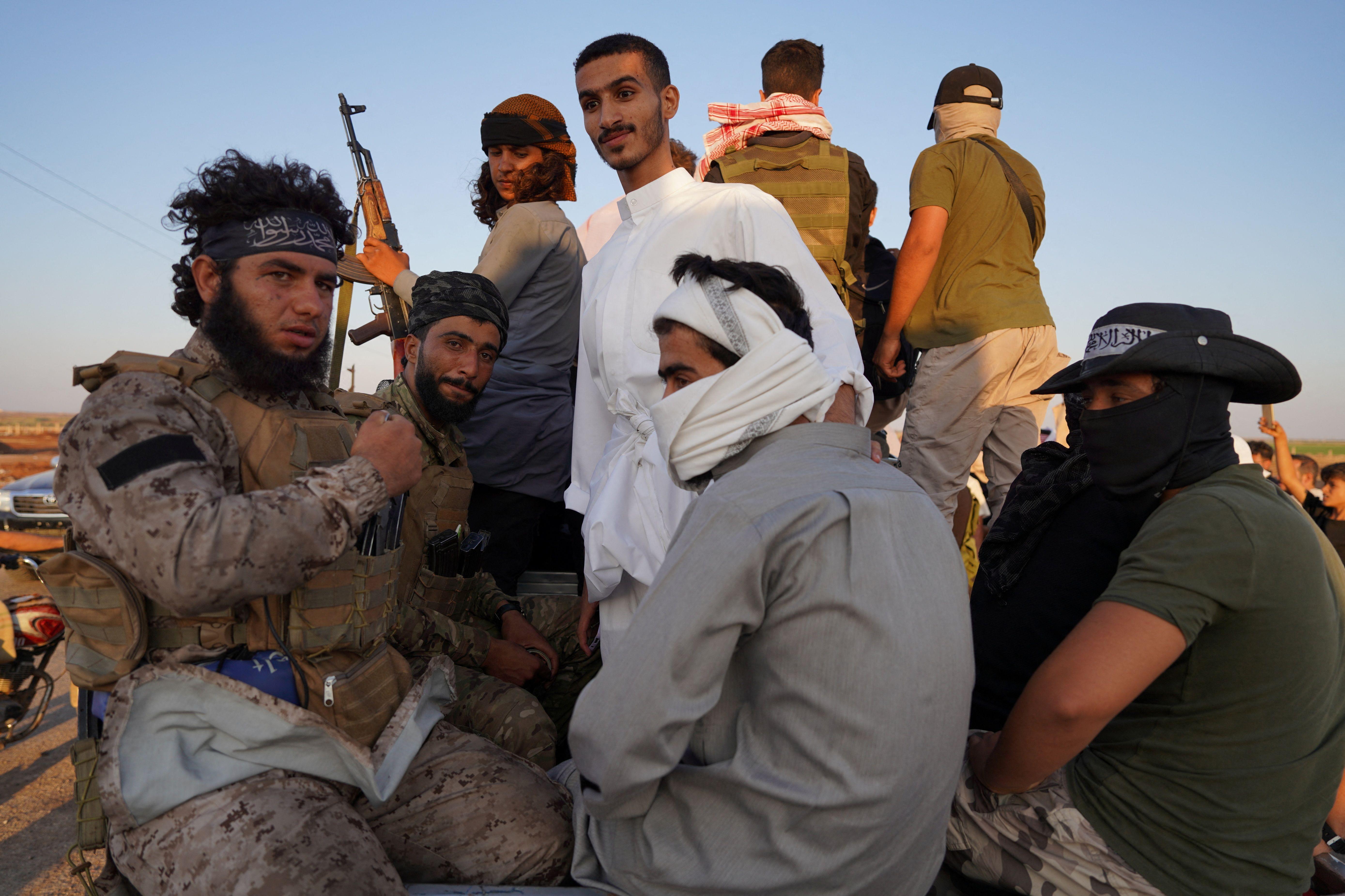 ماذا نعرف عن القبائل السوريّة؟ وما علاقتها بالدولة؟ 3 مقاتلون من أبناء القبائل يتجمعون بعد أيام من العنف في محافظة السويداء نتيجة اشتباكات بين مقاتلين بدو وفصائل درزية، سوريا، 20 يوليو/تموز 2025.