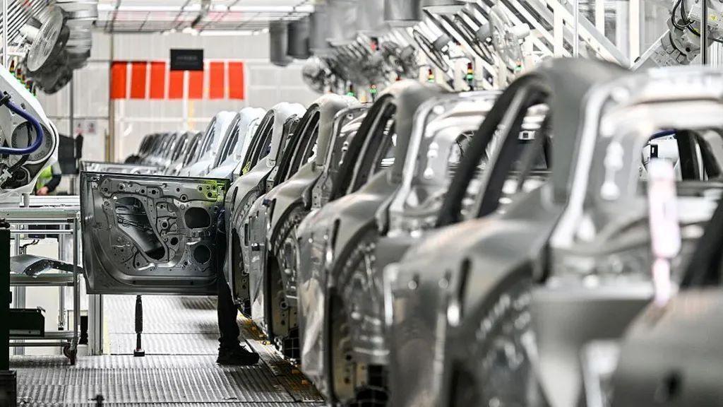 radnik u fabrici električnih automobila