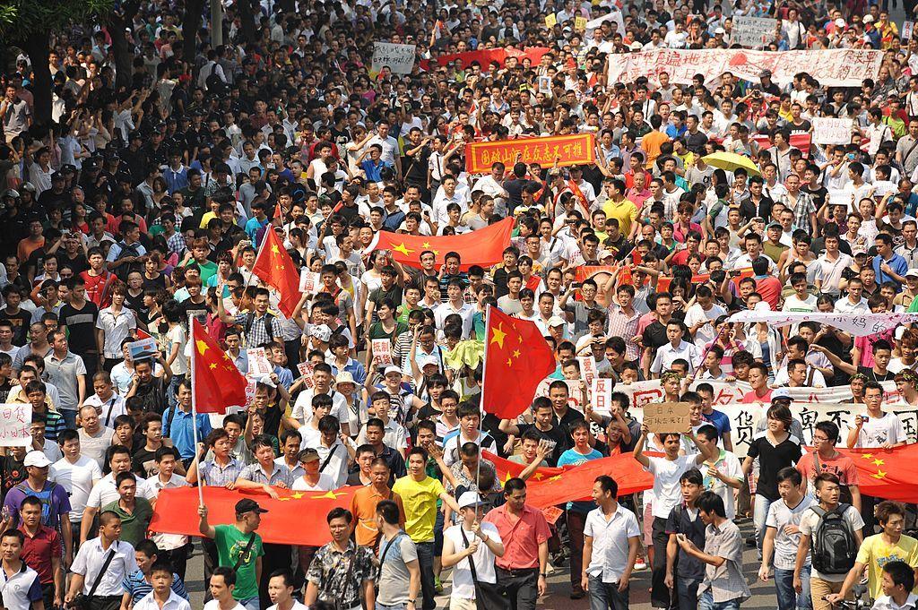 2012 年日本將「釣魚島」國有化的事件引發中國抗議，憤怒的人群在各大城市走上街頭。圖為深圳的抗議人群。
