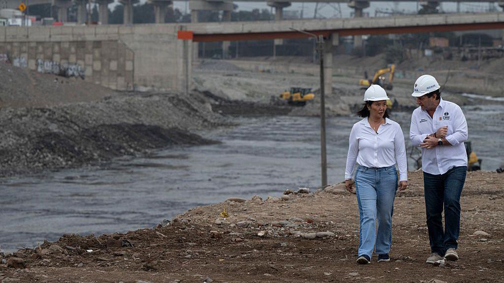 La presidenta Fujimori supervisa obras en las márgenes de un río en Perú
