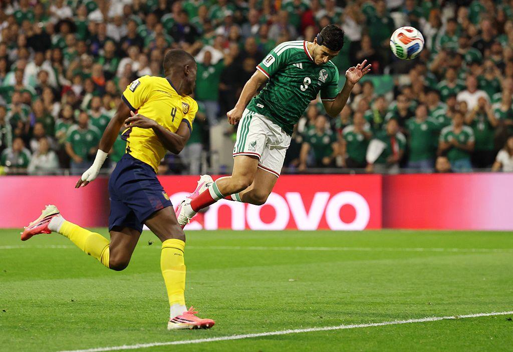 Raúl Jiménez remata de cabeza para marcar un gol ante Sudáfrica