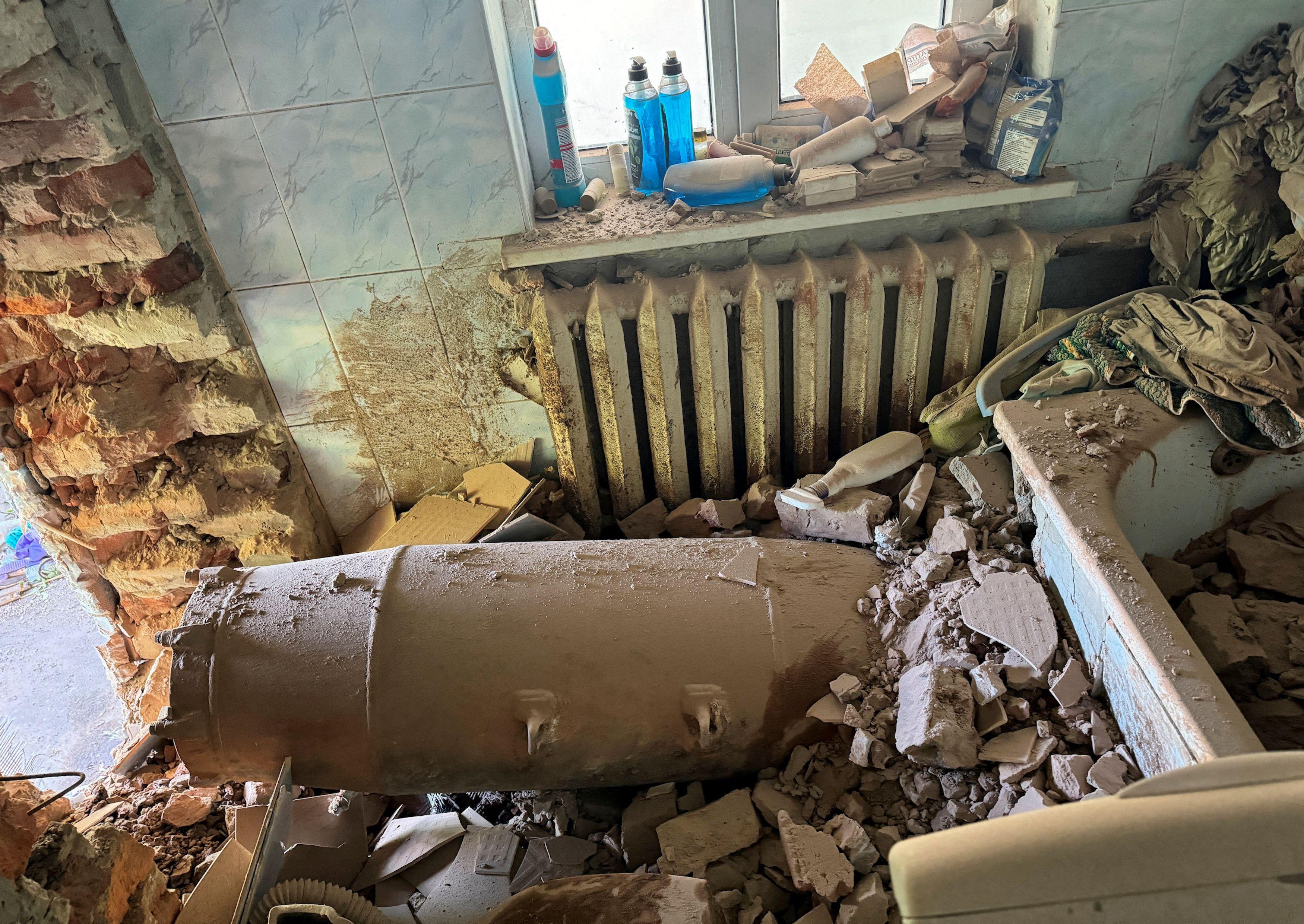 Ruska jedreća bomba probila je zid kuće u Harkovu i nije eksplodirala