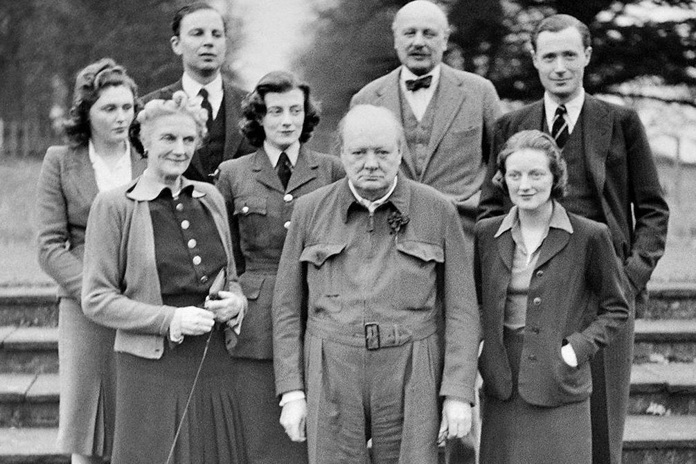 باميلا (أقصى اليسار)