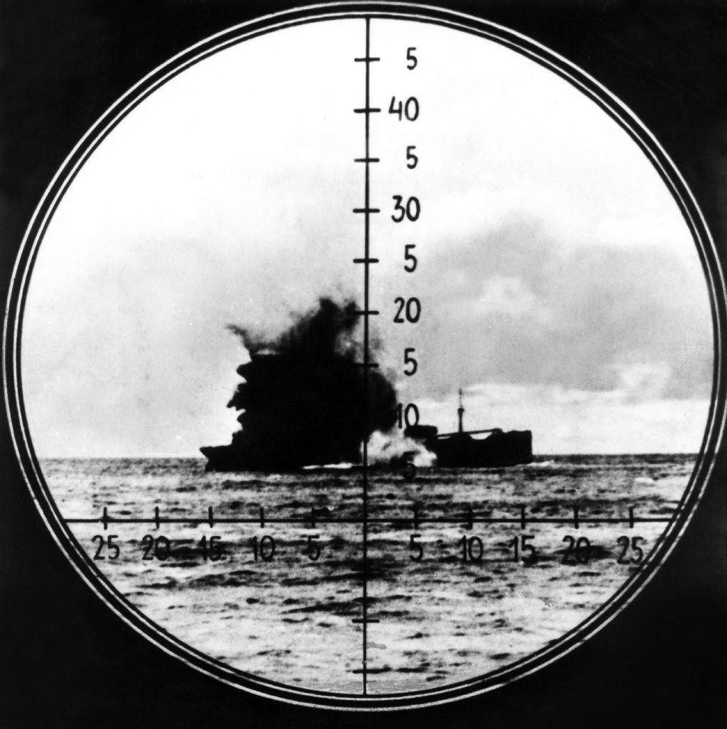 Vista a través del periscopio: un barco que se hunde tras ser alcanzado por un torpedo de un U-boat en 1942.