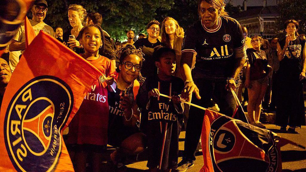 Un grupo de fanáticos celebran en paz en París.
