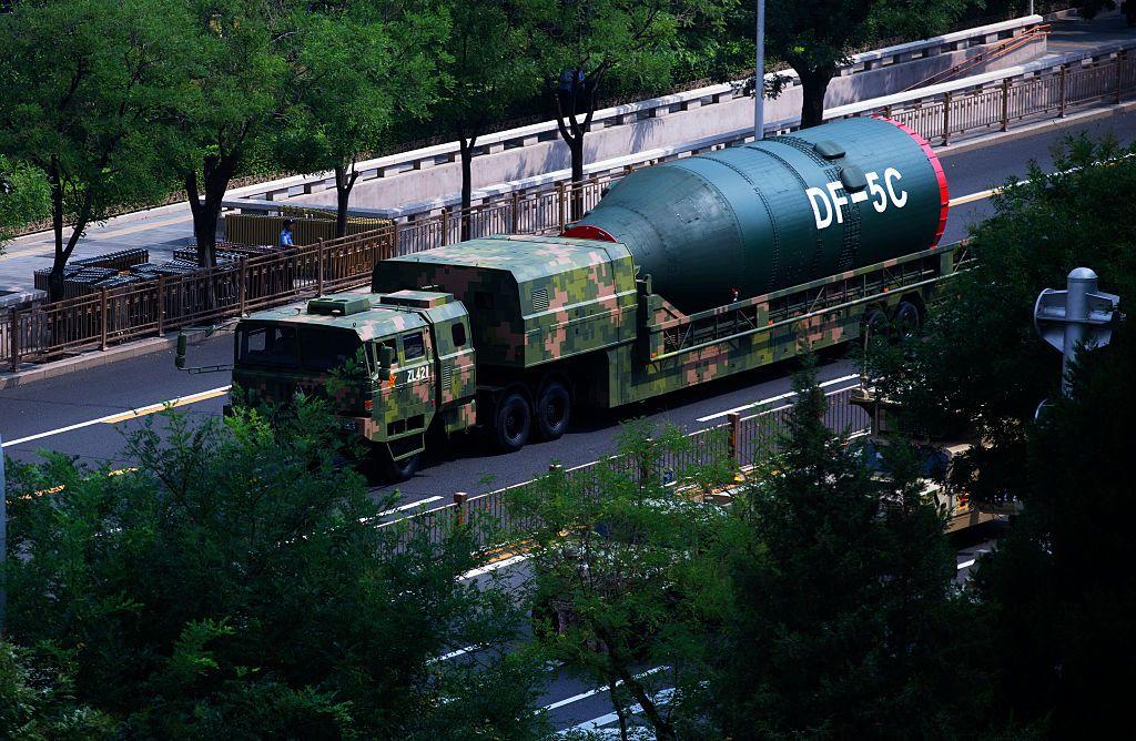 Ve&iacute;culo militar transporta m&iacute;sseis nucleares intercontinentais durante o desfile militar do Dia da Vit&oacute;ria, em 3 de setembro de 2025, em Pequim, China.