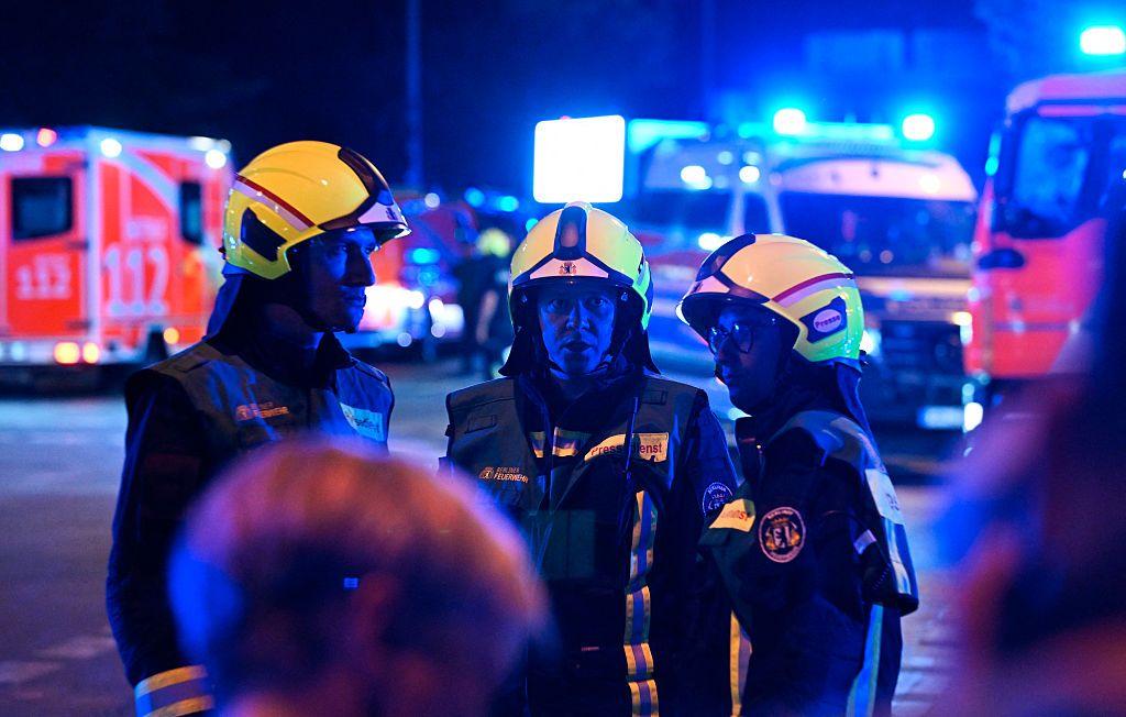 Policías y ambulancias se encuentran cerca del lugar donde una persona murió y otras resultaron heridas en las inmediaciones del desfile del Orgullo en Berlín, el 25 de julio de 2026.