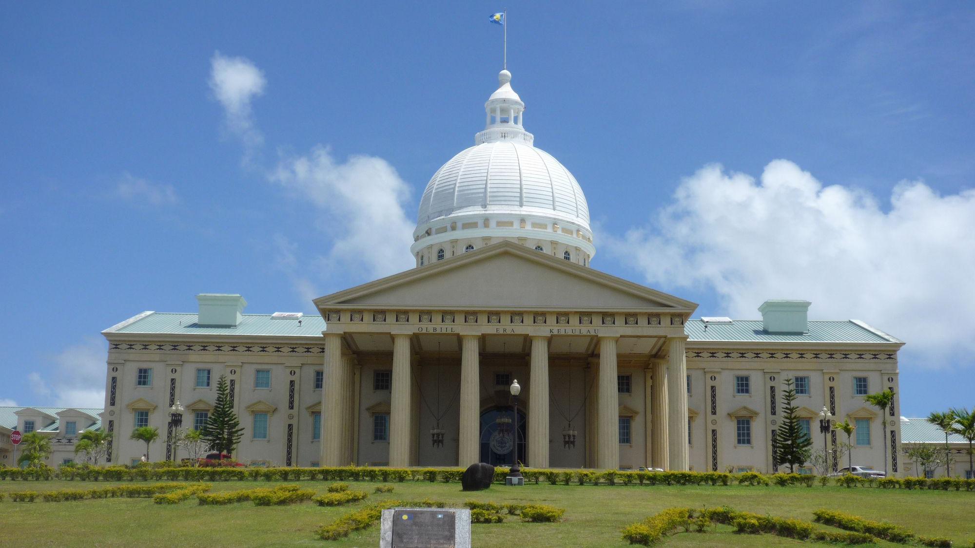 El Congreso Nacional de Palaos se encuentra en la capital de Palaos, Ngerulmud, estado de Melekeok. Es un edificio moderno con dibujos tradicionales en sus paredes.