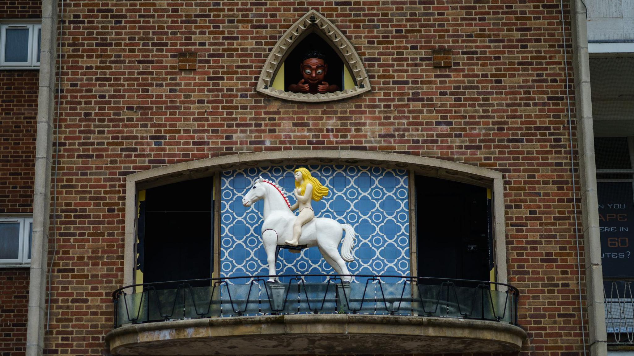 La figura de Godiva en un reloj que se mueve cada hora y la figura de un anciano viendola desde arriba