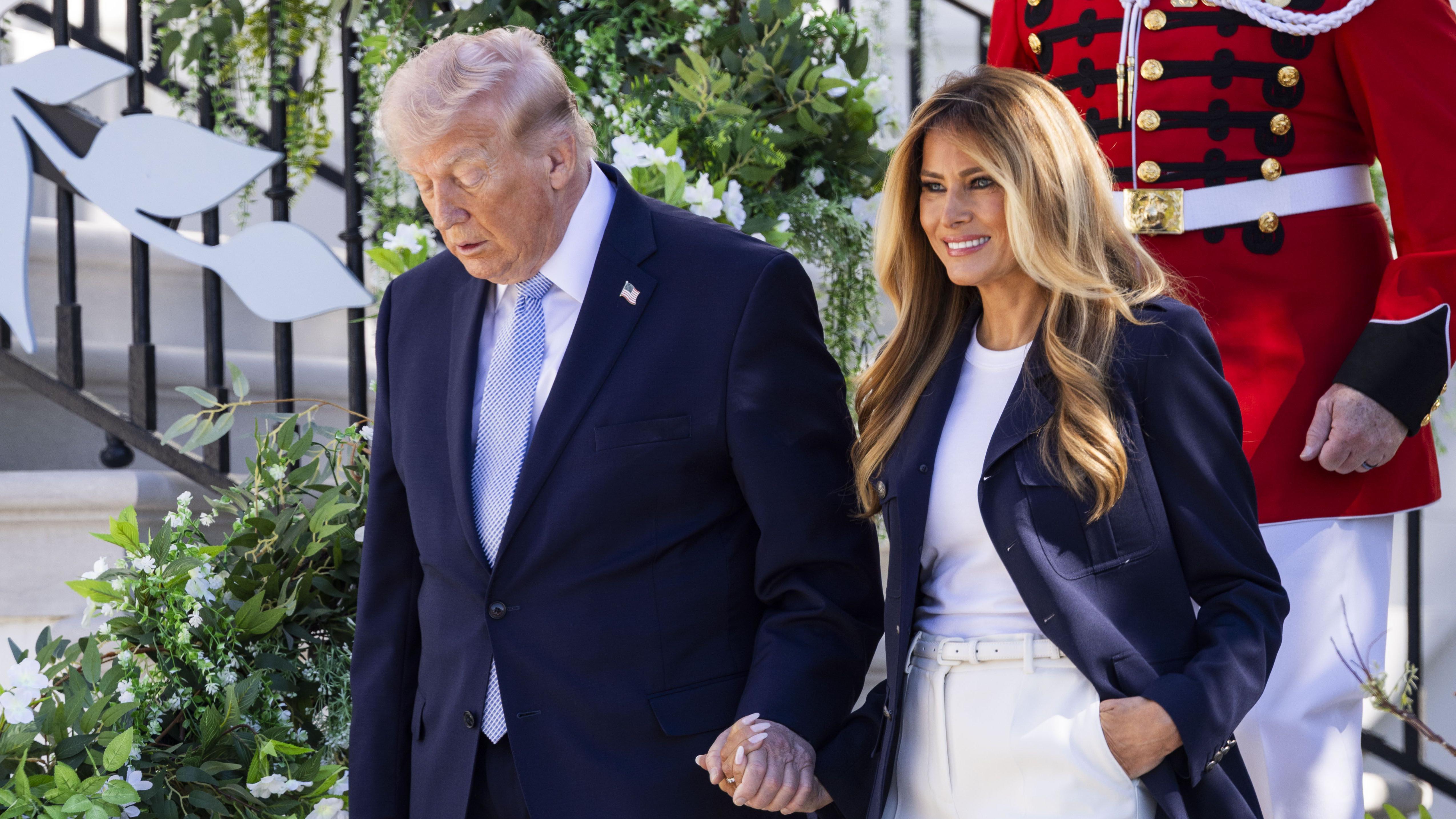 美國總統特朗普（左）與夫人梅拉尼婭·特朗普（右）在華盛頓白宮出席復活節活動（6/4/2026）
