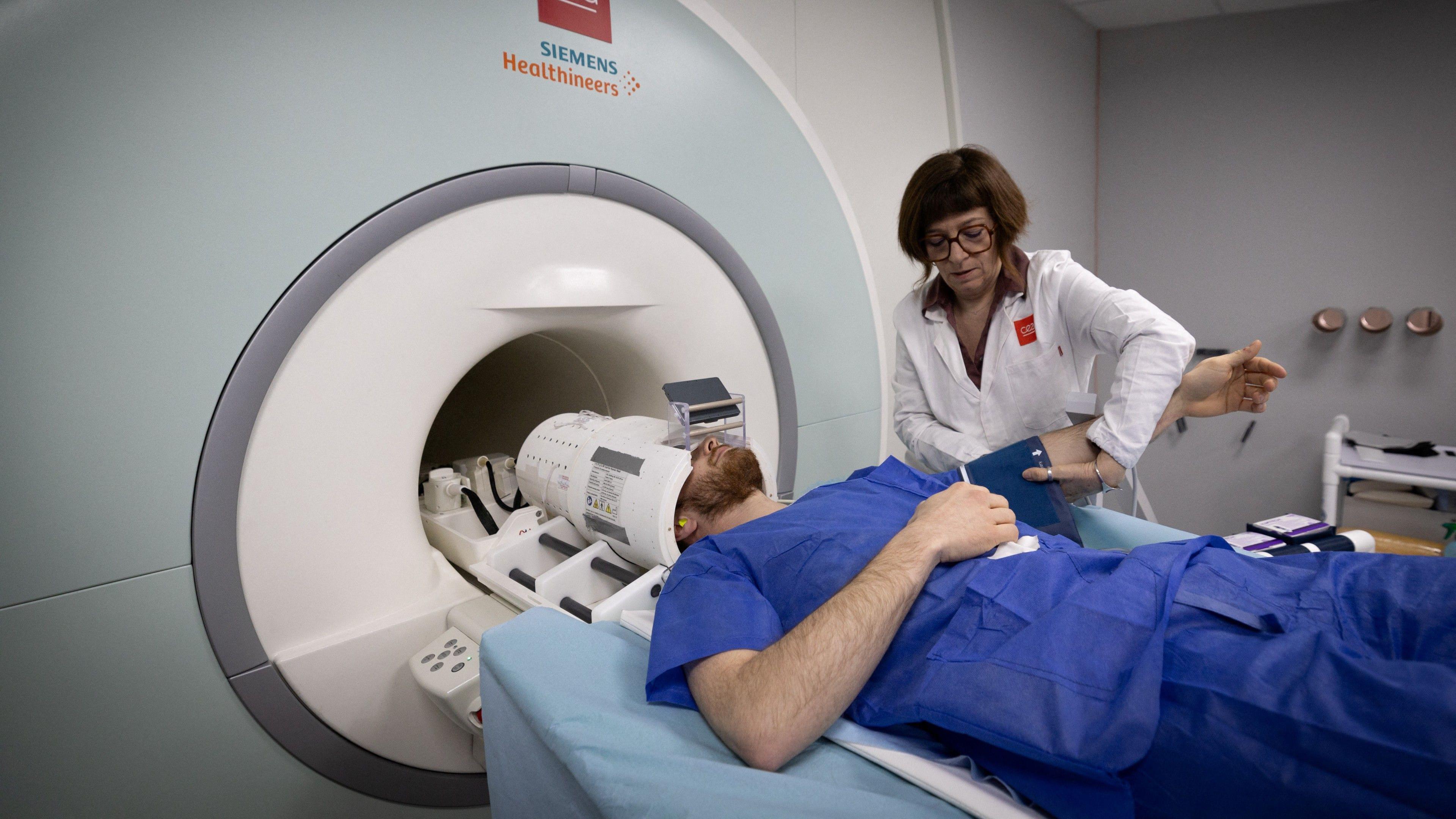 Um paciente em um aparelho de resson&acirc;ncia magn&eacute;tica