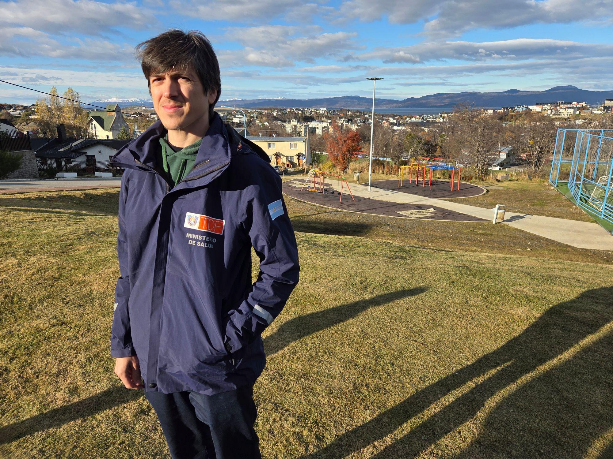 Hombre en un parque con la ciudad de Ushuaia de fondo