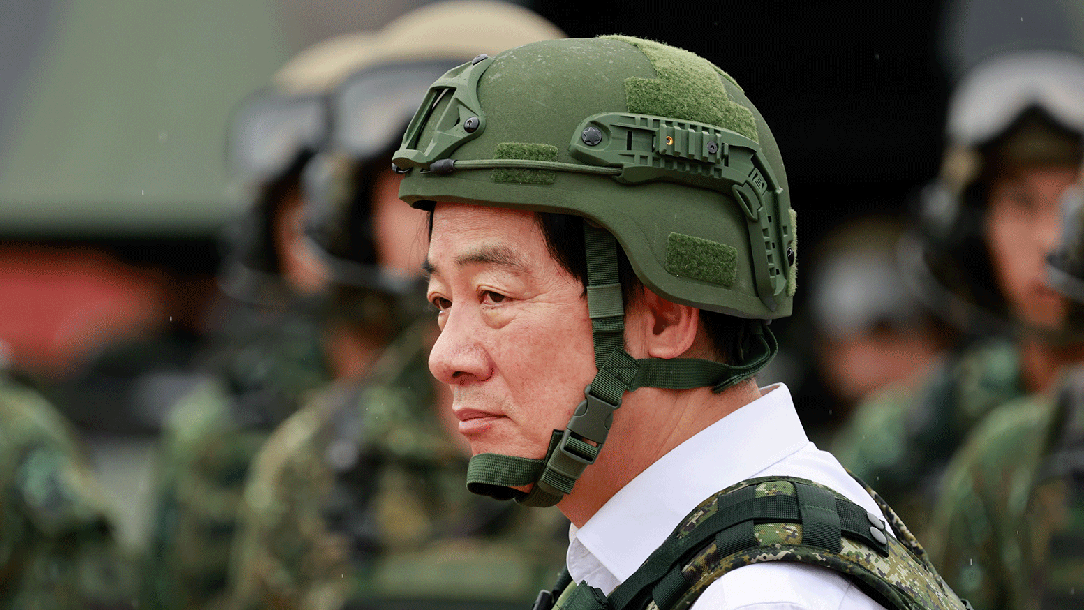 台灣總統賴清德身穿軍裝，戴著綠色頭盔