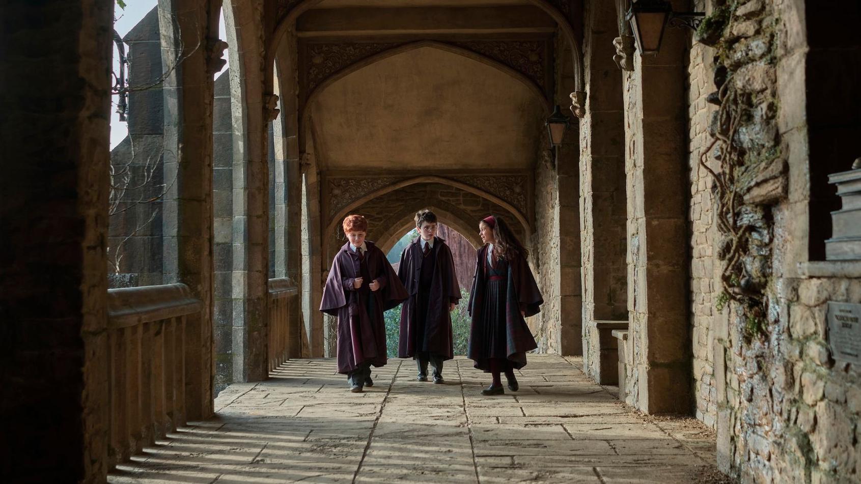 Alastair Stout, Dominic McLaughlin e Arabella Stanton em imagem de Harry Potter