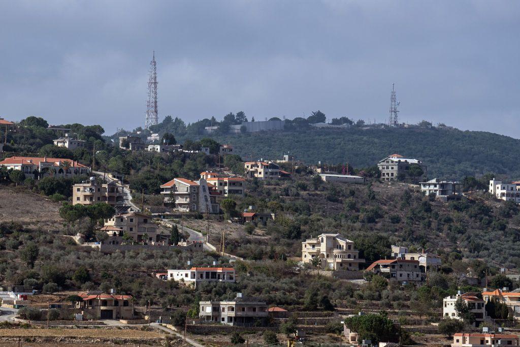 أبراج إذاعية إسرائيلية وقاعدة عسكرية تُطل على بلدة رميش اللبنانية في 10 أكتوبر/تشرين الأول 2024. 