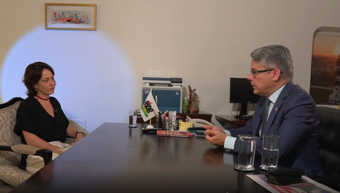 Rep&oacute;rter da BBC Brasil est&aacute; sentada de frente para o senador Alessandro Vieira durante entrevista 